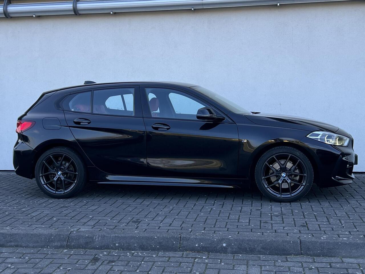 BMW 1-SERIE 118i High Executive Edition | M-Sportpakket | HiFi Sound | 18inch | Stoelverwarming