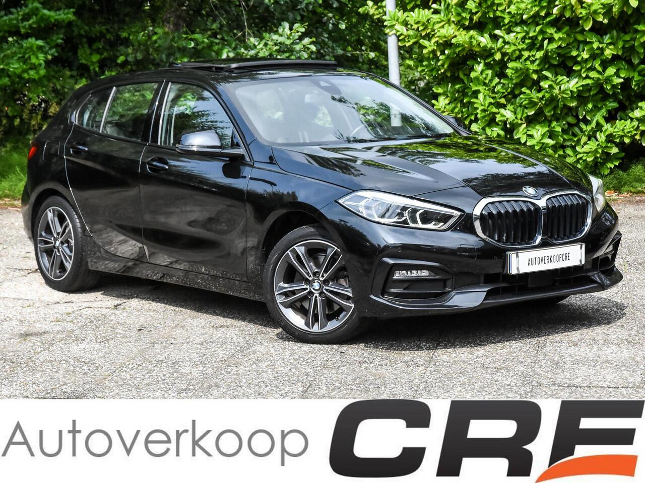 BMW 1-SERIE 118i Executive Edition automaat / bekende historie / panoramadak / sportstoelen / parkeersensoren / 17 inch bi-color LM-velgen / digitaal dashboard / LED-verlichting / USB, ook achterin