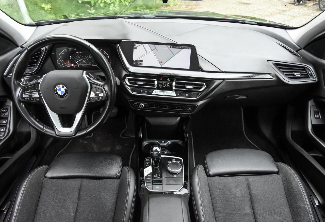 BMW 1-SERIE 118i Executive Edition automaat / bekende historie / panoramadak / sportstoelen / parkeersensoren / 17 inch bi-color LM-velgen / digitaal dashboard / LED-verlichting / USB, ook achterin