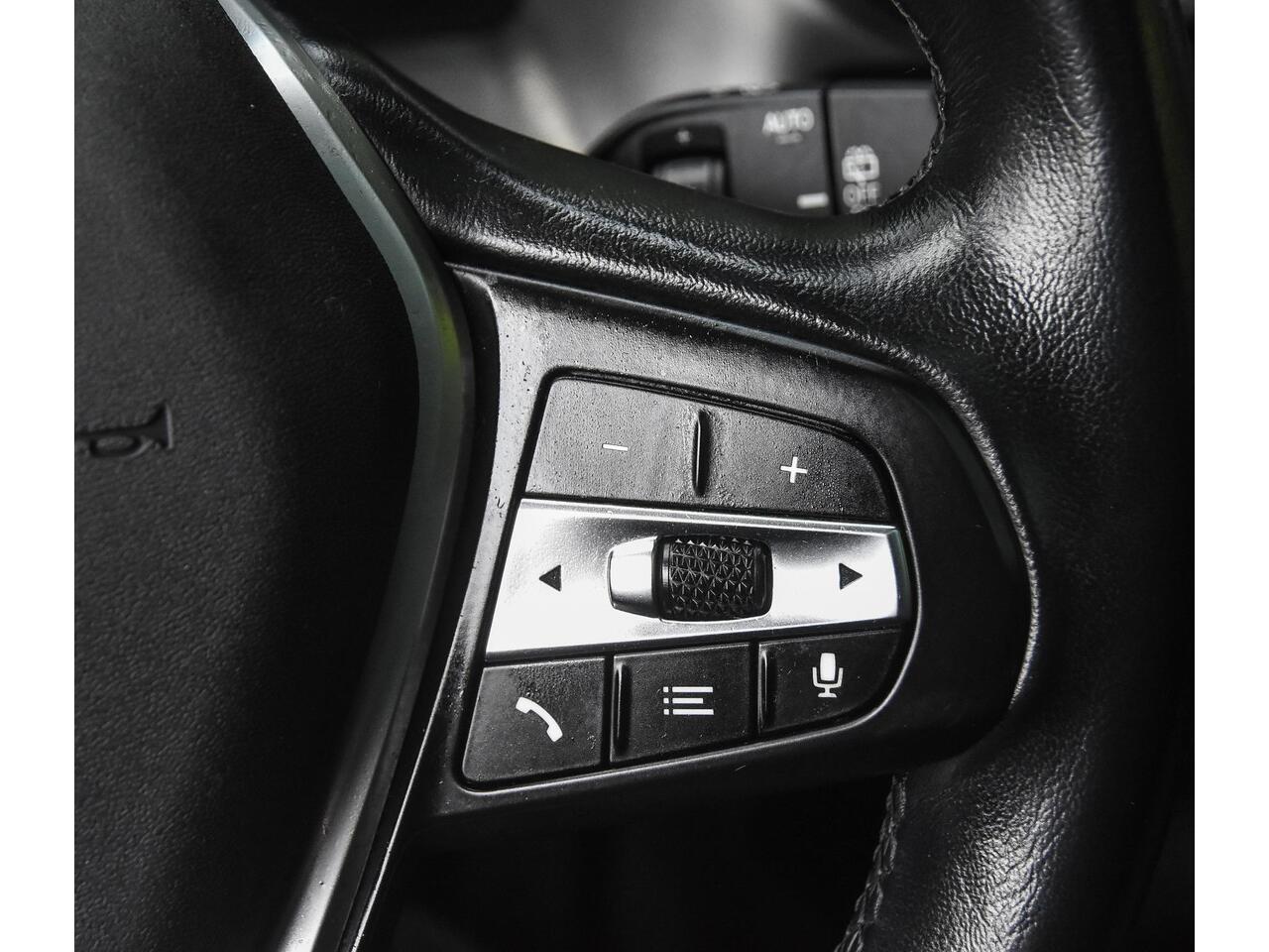 BMW 1-SERIE 118i Executive Edition automaat / bekende historie / panoramadak / sportstoelen / parkeersensoren / 17 inch bi-color LM-velgen / digitaal dashboard / LED-verlichting / USB, ook achterin