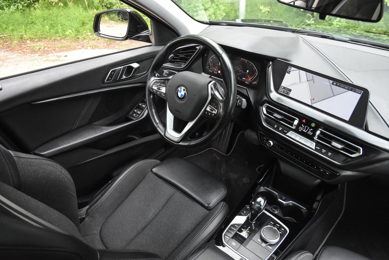 BMW 1-SERIE 118i Executive Edition automaat / bekende historie / panoramadak / sportstoelen / parkeersensoren / 17 inch bi-color LM-velgen / digitaal dashboard / LED-verlichting / USB, ook achterin