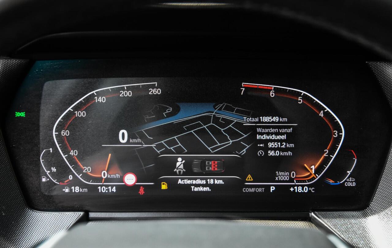 BMW 1-SERIE 118i Executive Edition automaat / bekende historie / panoramadak / sportstoelen / parkeersensoren / 17 inch bi-color LM-velgen / digitaal dashboard / LED-verlichting / USB, ook achterin