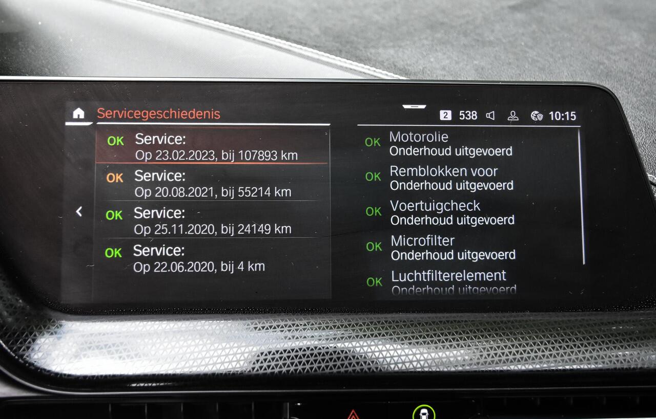 BMW 1-SERIE 118i Executive Edition automaat / bekende historie / panoramadak / sportstoelen / parkeersensoren / 17 inch bi-color LM-velgen / digitaal dashboard / LED-verlichting / USB, ook achterin