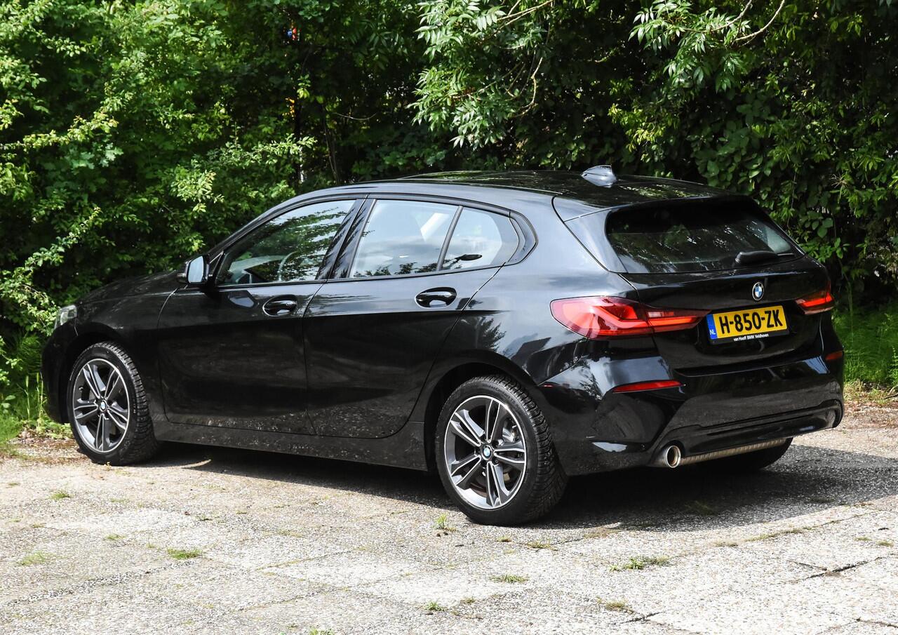 BMW 1-SERIE 118i Executive Edition automaat / bekende historie / panoramadak / sportstoelen / parkeersensoren / 17 inch bi-color LM-velgen / digitaal dashboard / LED-verlichting / USB, ook achterin
