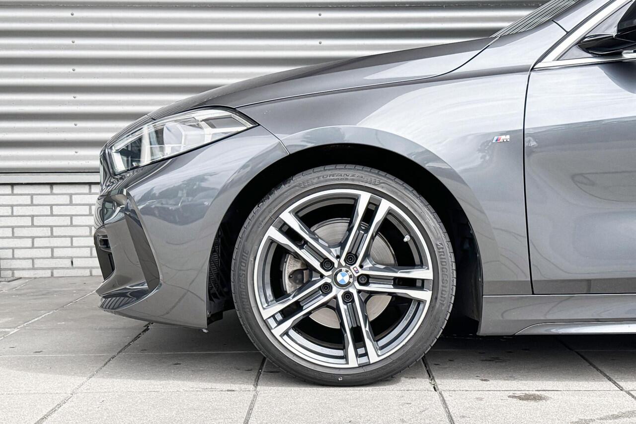 BMW 1-SERIE 118i High Executive / M Sport / Glazen panoramadak