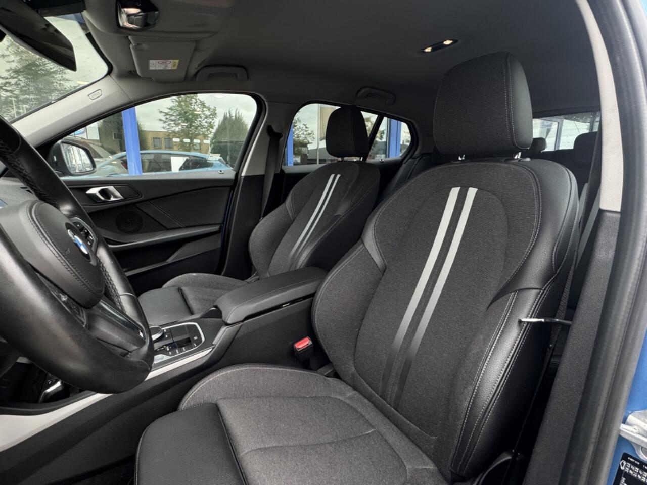 BMW 1-SERIE 118i High Executive| Clima, Cruise, Carplay, Stoelverwarming,