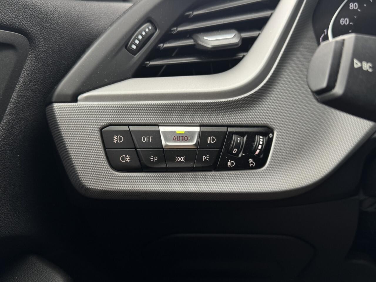 BMW 1-SERIE 118i High Executive| Clima, Cruise, Carplay, Stoelverwarming,