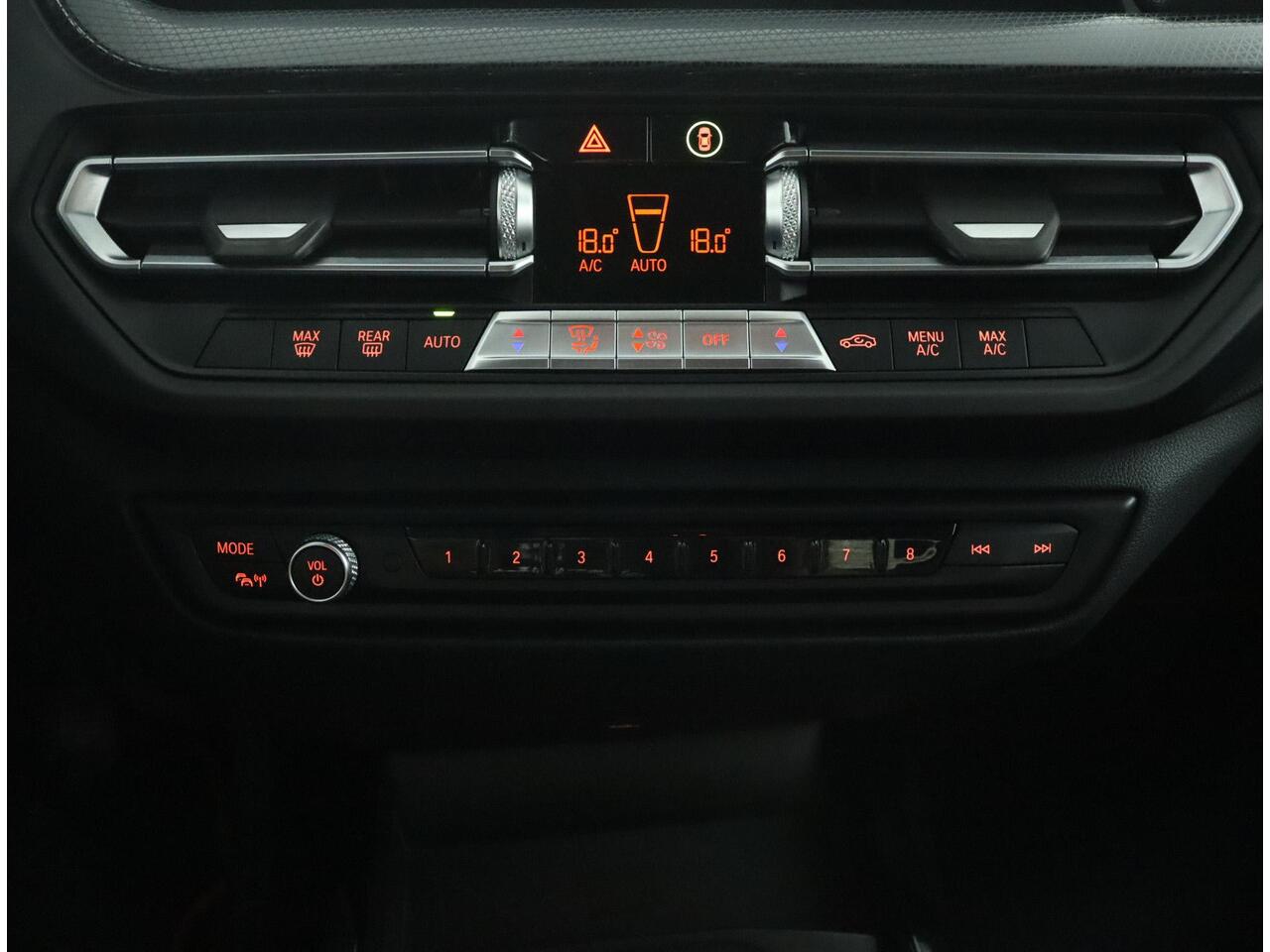 BMW 1-SERIE 118i Executive Edition Sport Line | Audio Media Pack | Parkeersensoren | Climate Control | LED | HiFi