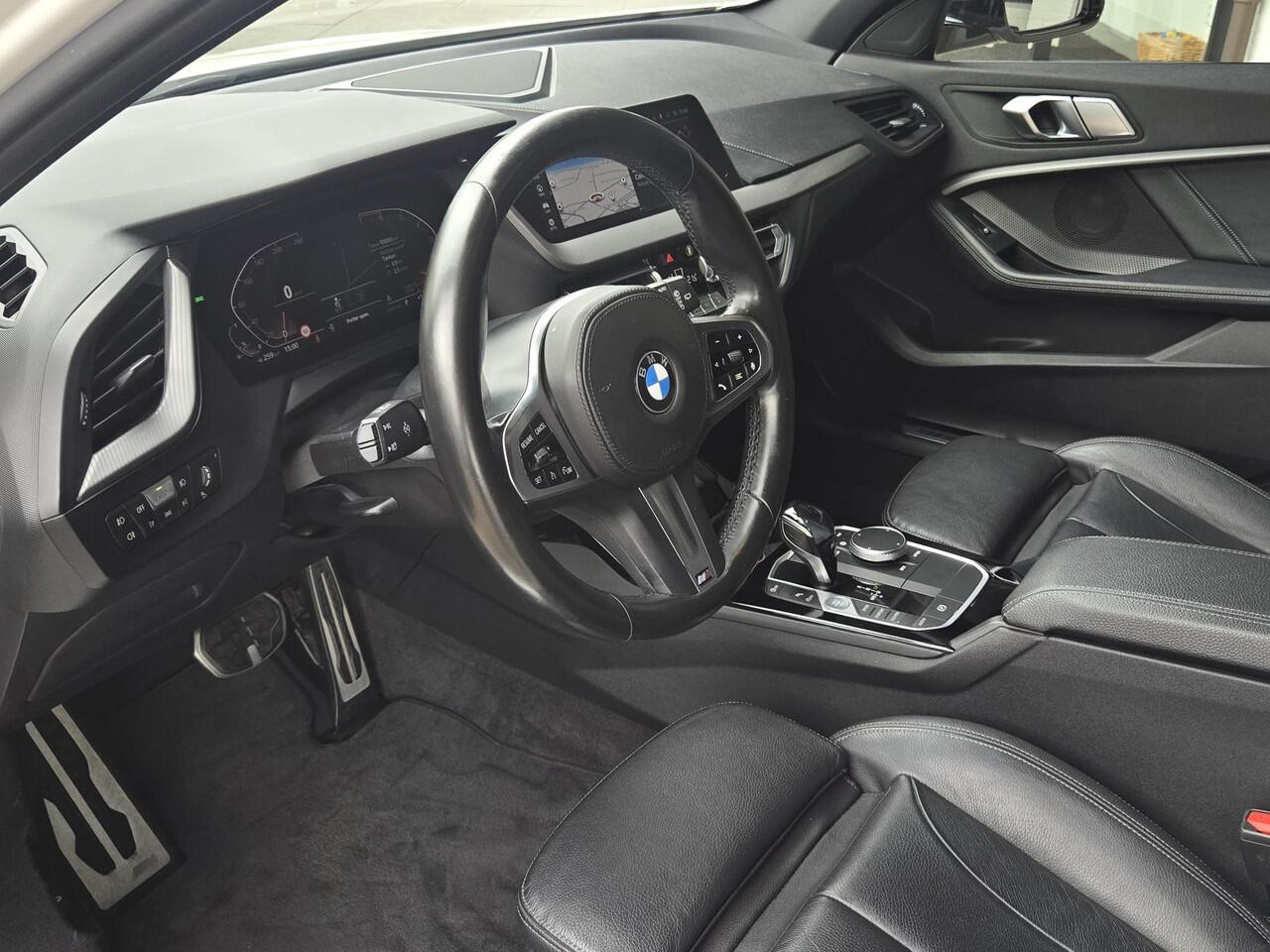 BMW 1-SERIE 118i High M SPORT | PANORAMA | CAMERA | LEDER | SPORTSTOELEN | 18 INCH LM VELGEN |