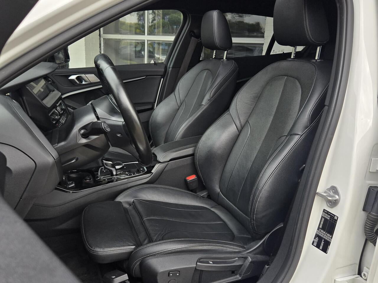 BMW 1-SERIE 118i High M SPORT | PANORAMA | CAMERA | LEDER | SPORTSTOELEN | 18 INCH LM VELGEN |