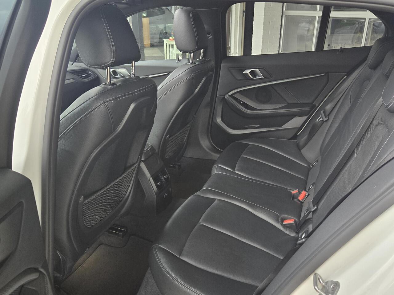 BMW 1-SERIE 118i High M SPORT | PANORAMA | CAMERA | LEDER | SPORTSTOELEN | 18 INCH LM VELGEN |