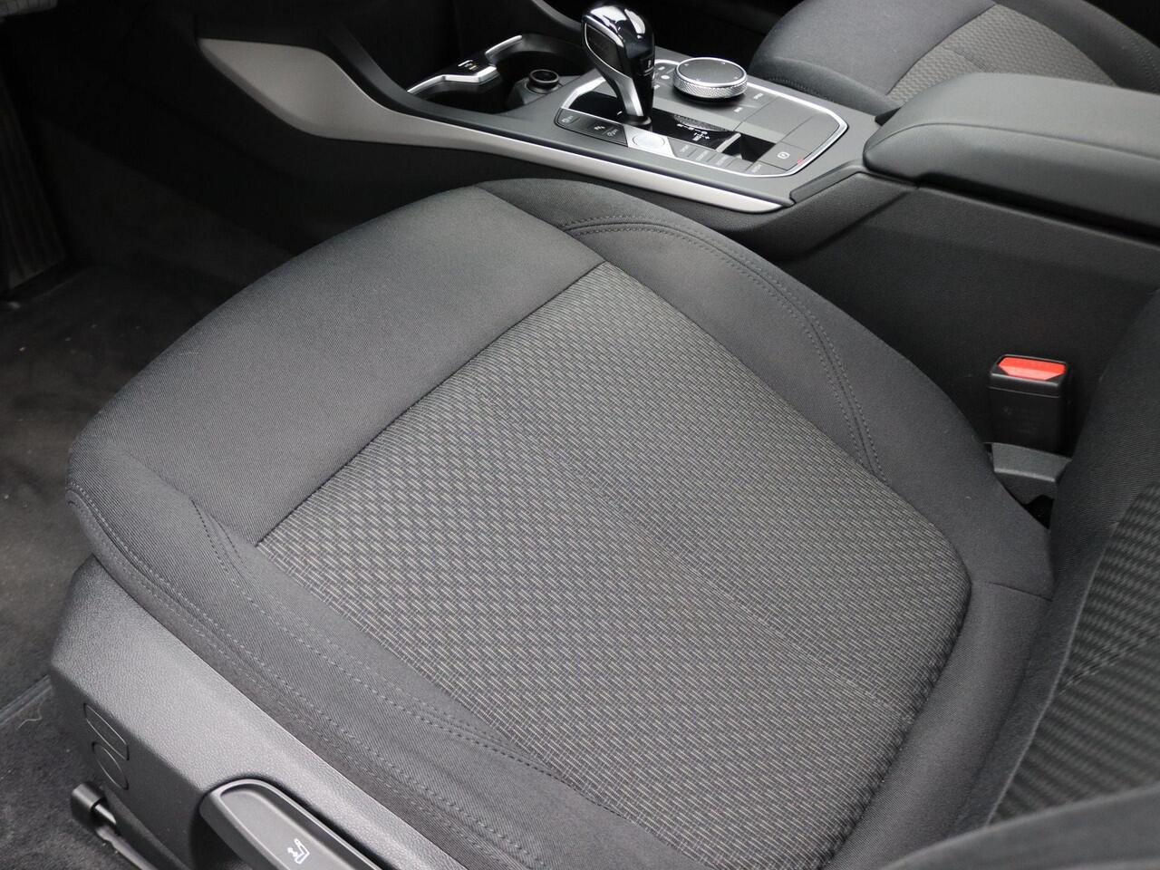 BMW 1-SERIE 5-deurs 118i Executive | BMW Live Cockpit Professional | DAB | 16"