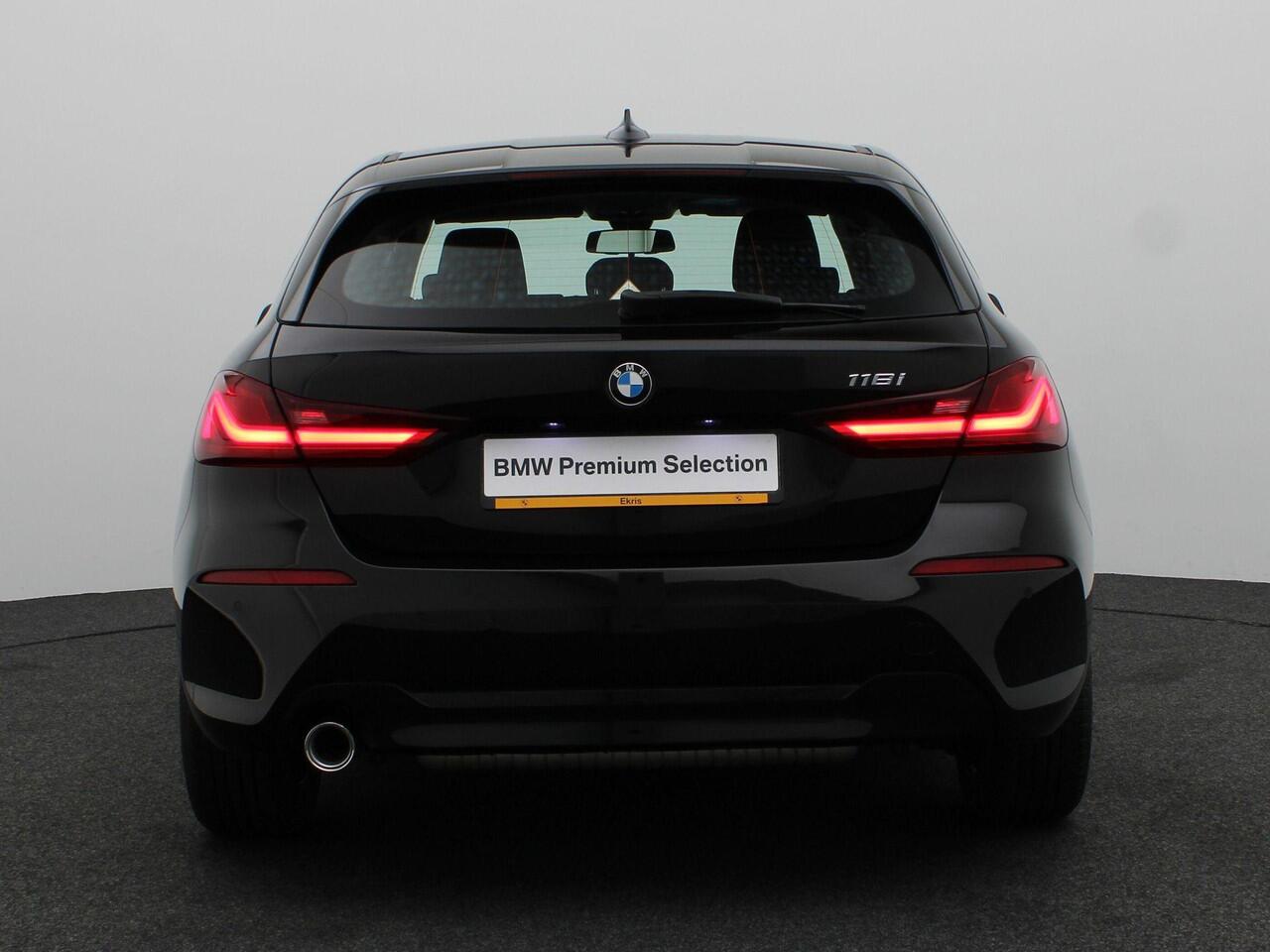 BMW 1-SERIE 5-deurs 118i Executive | BMW Live Cockpit Professional | DAB | 16"