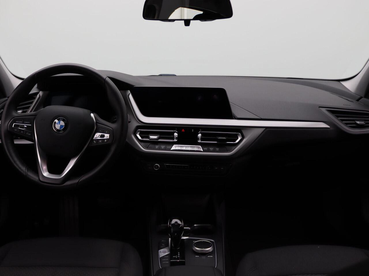 BMW 1-SERIE 5-deurs 118i Executive | BMW Live Cockpit Professional | DAB | 16"