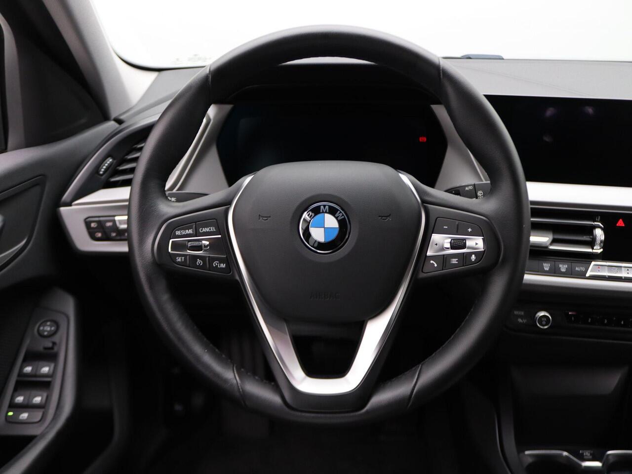 BMW 1-SERIE 5-deurs 118i Executive | BMW Live Cockpit Professional | DAB | 16"