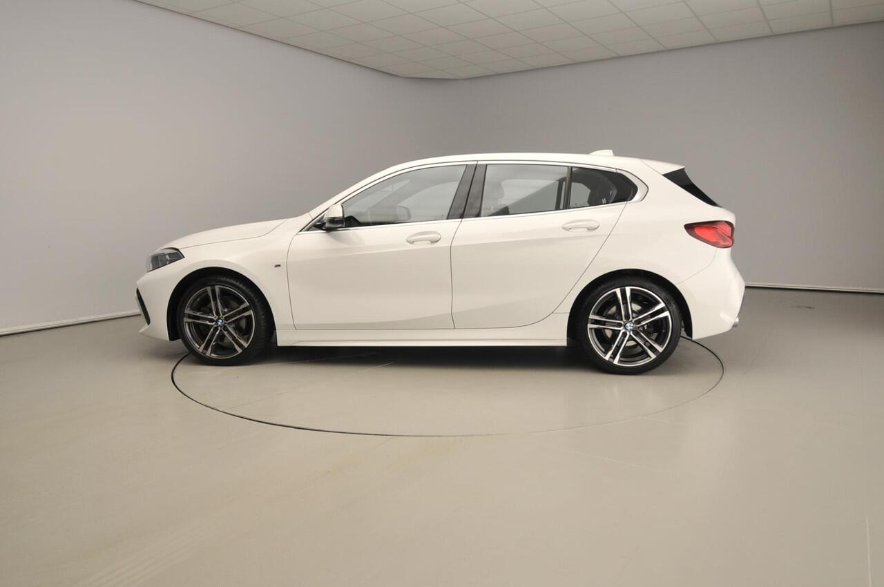 BMW 1-SERIE 118i | M-Sportpakket | LED | Leder | Navigatie | Sportstoelen | Stoelverwarming | Chrome line | DAB | Alu 18 inch