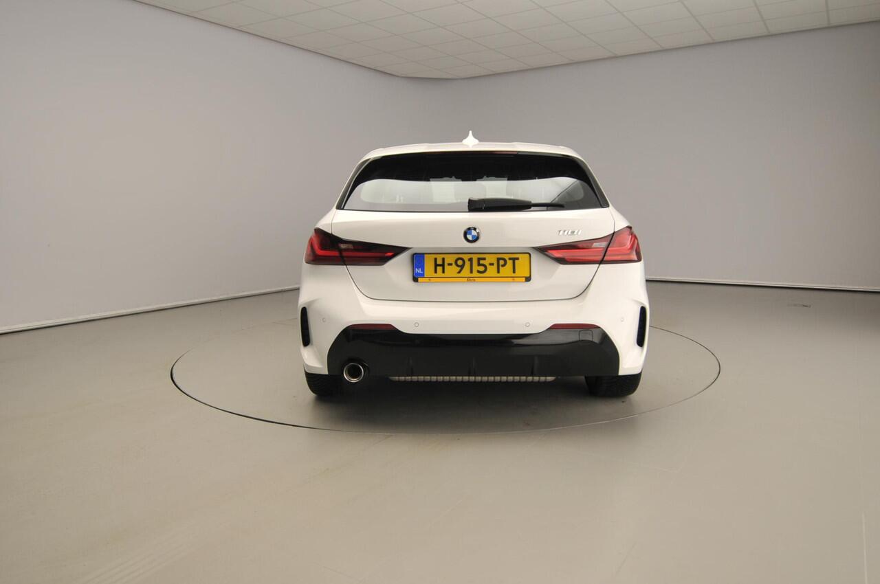 BMW 1-SERIE 118i | M-Sportpakket | LED | Leder | Navigatie | Sportstoelen | Stoelverwarming | Chrome line | DAB | Alu 18 inch