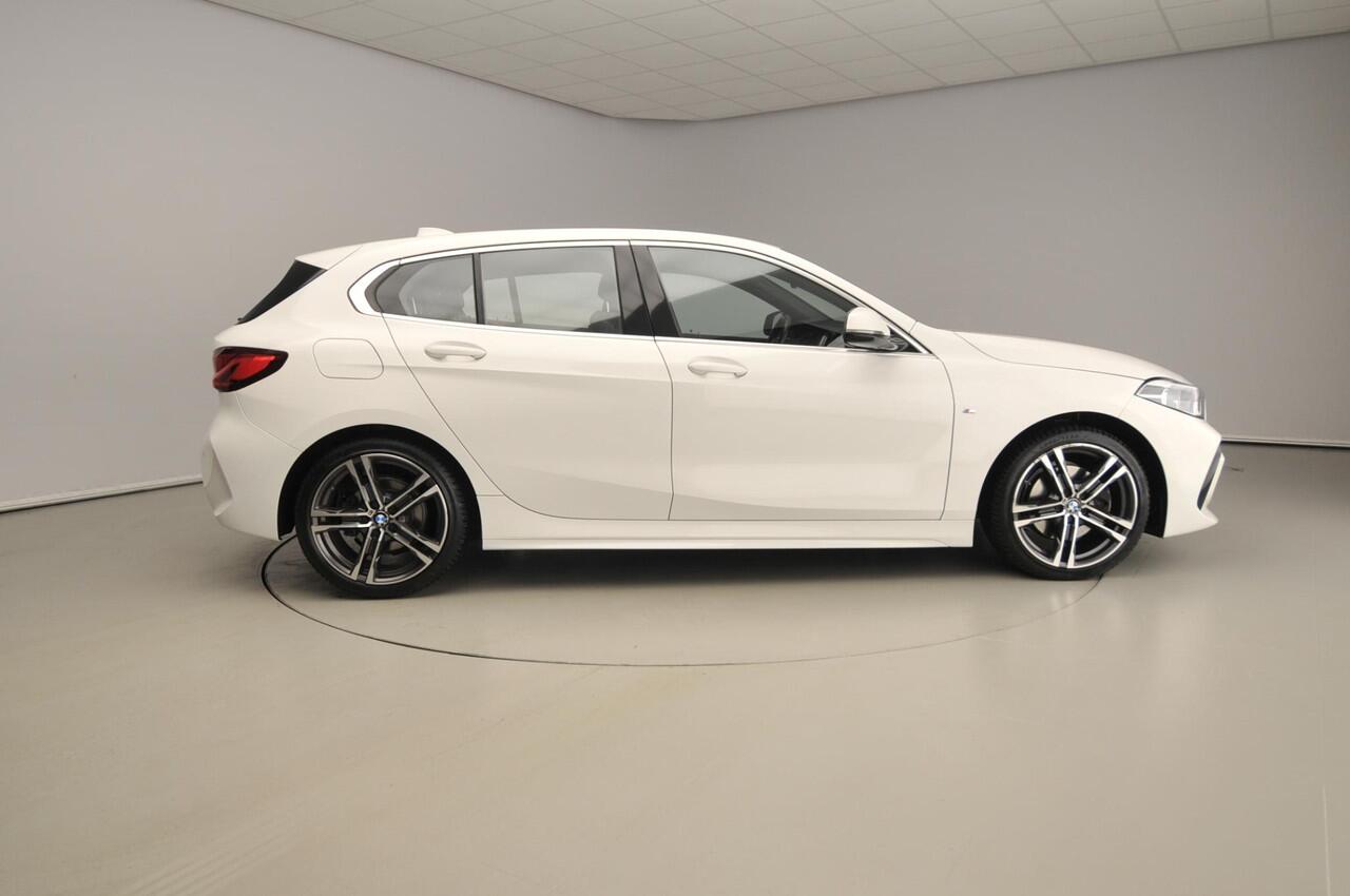 BMW 1-SERIE 118i | M-Sportpakket | LED | Leder | Navigatie | Sportstoelen | Stoelverwarming | Chrome line | DAB | Alu 18 inch
