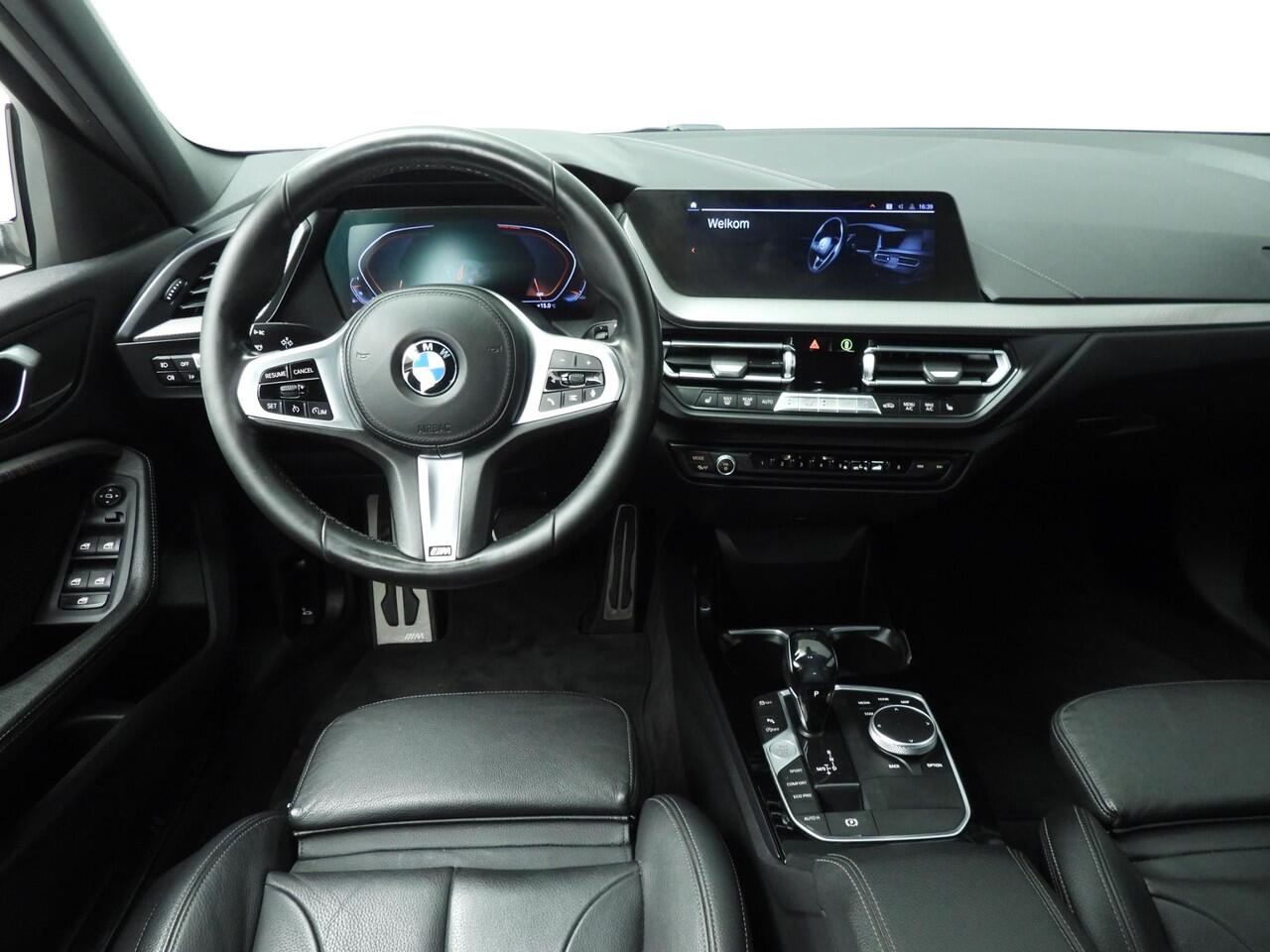 BMW 1-SERIE 118i | M-Sportpakket | LED | Leder | Navigatie | Sportstoelen | Stoelverwarming | Chrome line | DAB | Alu 18 inch