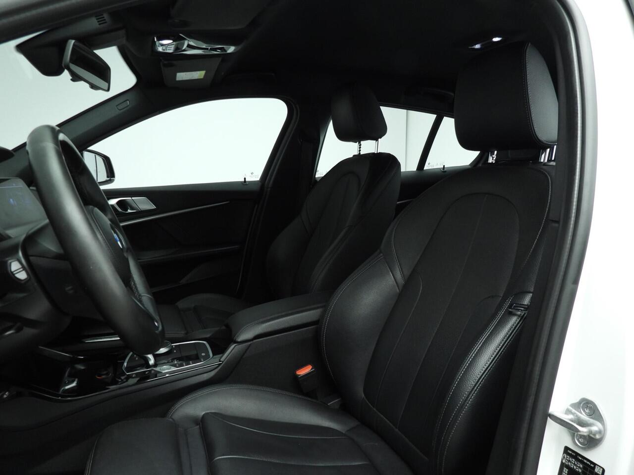 BMW 1-SERIE 118i | M-Sportpakket | LED | Leder | Navigatie | Sportstoelen | Stoelverwarming | Chrome line | DAB | Alu 18 inch