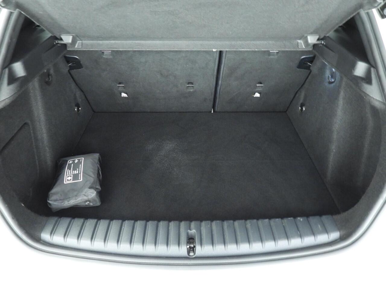 BMW 1-SERIE 118i | M-Sportpakket | LED | Leder | Navigatie | Sportstoelen | Stoelverwarming | Chrome line | DAB | Alu 18 inch