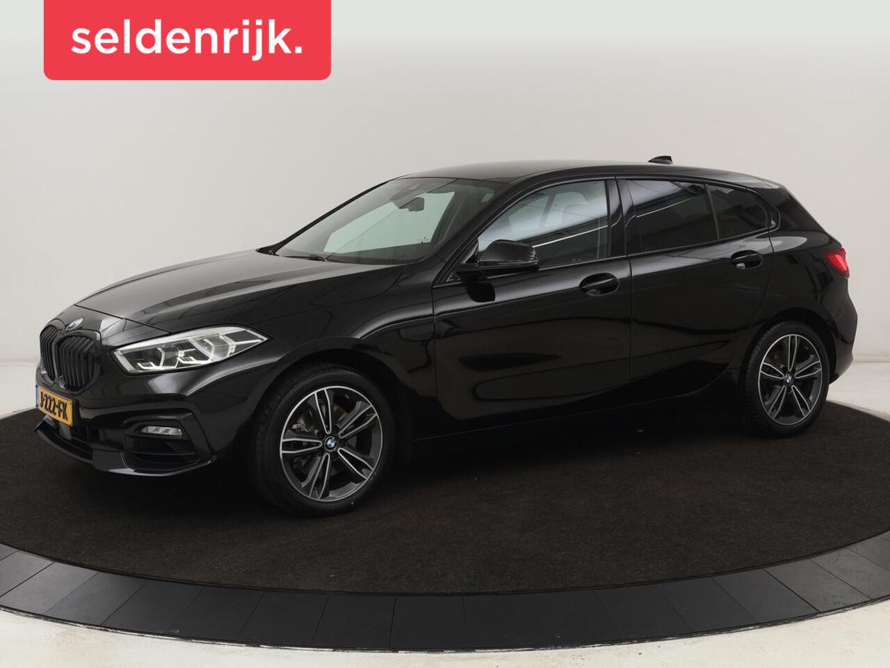 BMW 1-SERIE 118i Sport Line | Sportstoelen | Carplay | Live Cockpit | Full LED | Navigatie | Half leder | Parkeerhulp | Climate control | Cruise control