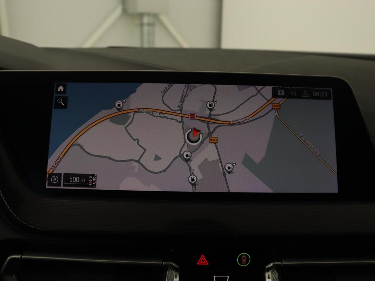 BMW 1-SERIE 118i Sport Line | Sportstoelen | Carplay | Live Cockpit | Full LED | Navigatie | Half leder | Parkeerhulp | Climate control | Cruise control