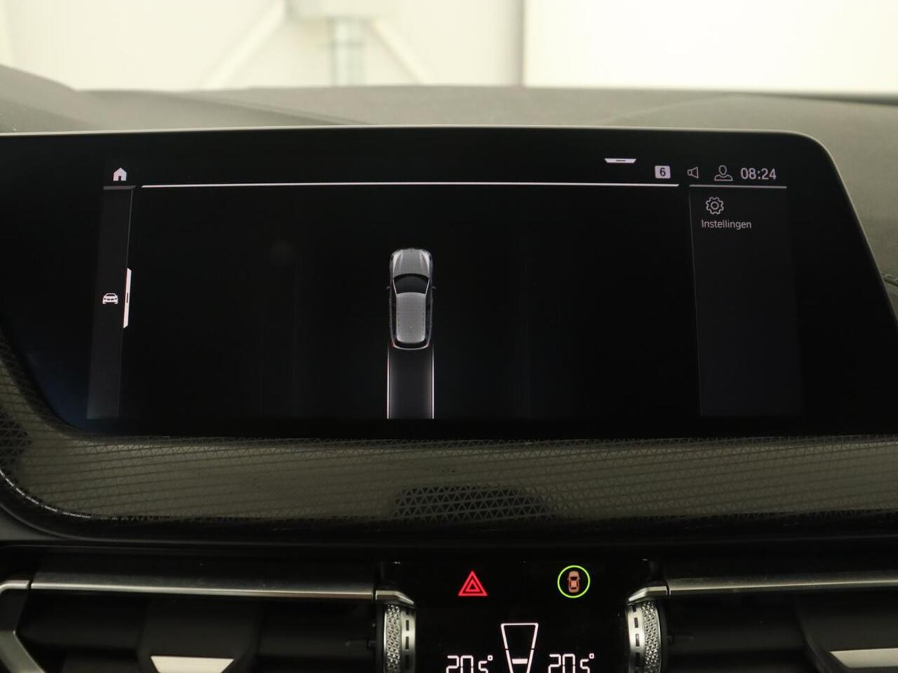 BMW 1-SERIE 118i Sport Line | Sportstoelen | Carplay | Live Cockpit | Full LED | Navigatie | Half leder | Parkeerhulp | Climate control | Cruise control