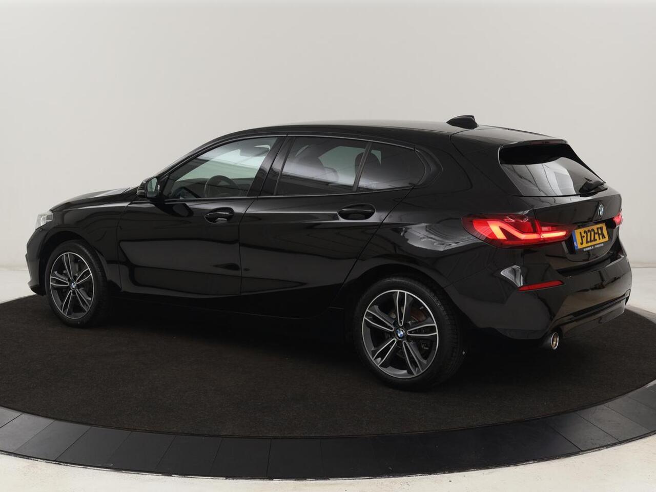 BMW 1-SERIE 118i Sport Line | Sportstoelen | Carplay | Live Cockpit | Full LED | Navigatie | Half leder | Parkeerhulp | Climate control | Cruise control