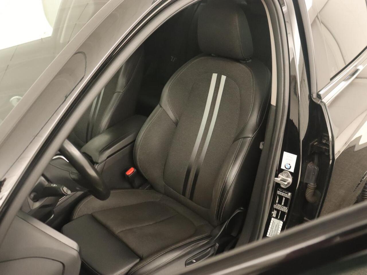 BMW 1-SERIE 118i Sport Line | Sportstoelen | Carplay | Live Cockpit | Full LED | Navigatie | Half leder | Parkeerhulp | Climate control | Cruise control