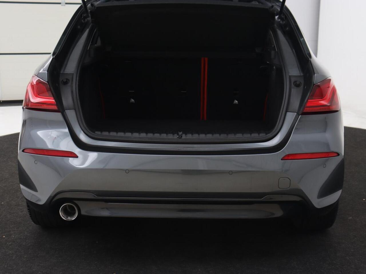 BMW 1-SERIE 116d High Executive | Sport Line | Leder | Stoelverwarming | Carplay | Sportstoelen | Navigatie | Parkeerhulp | Live Cockpit | Climate control | Full LED | Cruise control