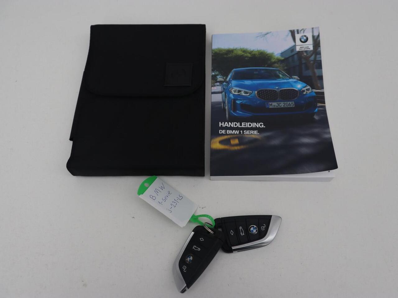 BMW 1-SERIE 116d High Executive | Sport Line | Leder | Stoelverwarming | Carplay | Sportstoelen | Navigatie | Parkeerhulp | Live Cockpit | Climate control | Full LED | Cruise control