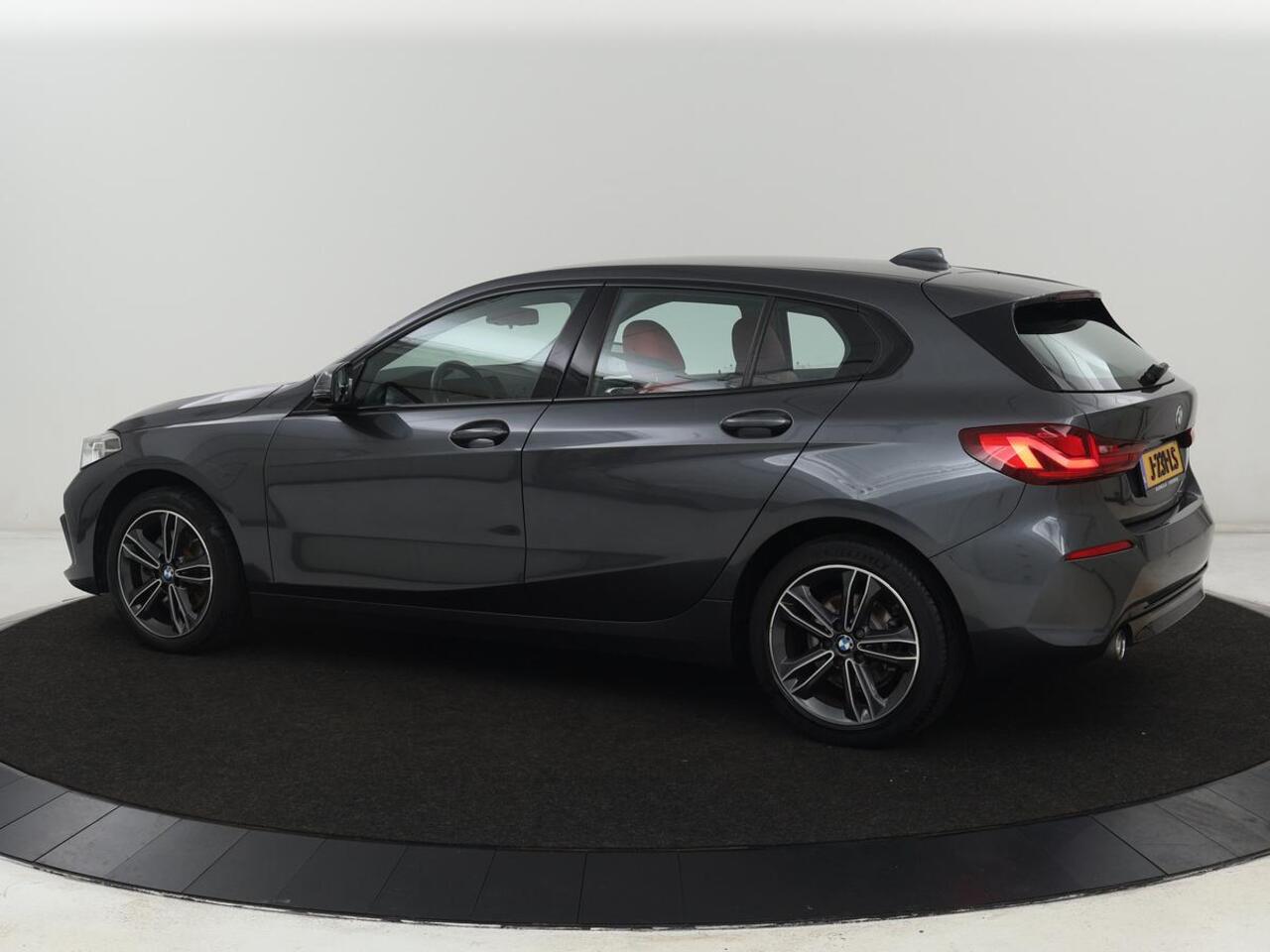 BMW 1-SERIE 116d High Executive | Sport Line | Leder | Stoelverwarming | Carplay | Sportstoelen | Navigatie | Parkeerhulp | Live Cockpit | Climate control | Full LED | Cruise control