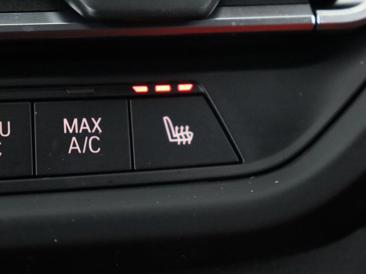 BMW 1-SERIE 116d High Executive | Sport Line | Leder | Stoelverwarming | Carplay | Sportstoelen | Navigatie | Parkeerhulp | Live Cockpit | Climate control | Full LED | Cruise control