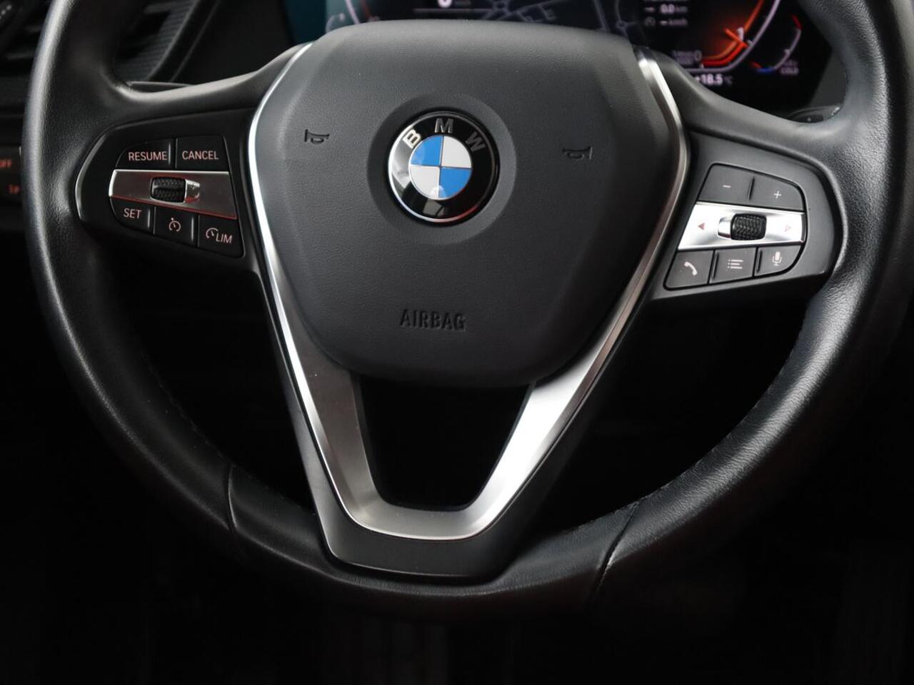 BMW 1-SERIE 116d High Executive | Sport Line | Leder | Stoelverwarming | Carplay | Sportstoelen | Navigatie | Parkeerhulp | Live Cockpit | Climate control | Full LED | Cruise control