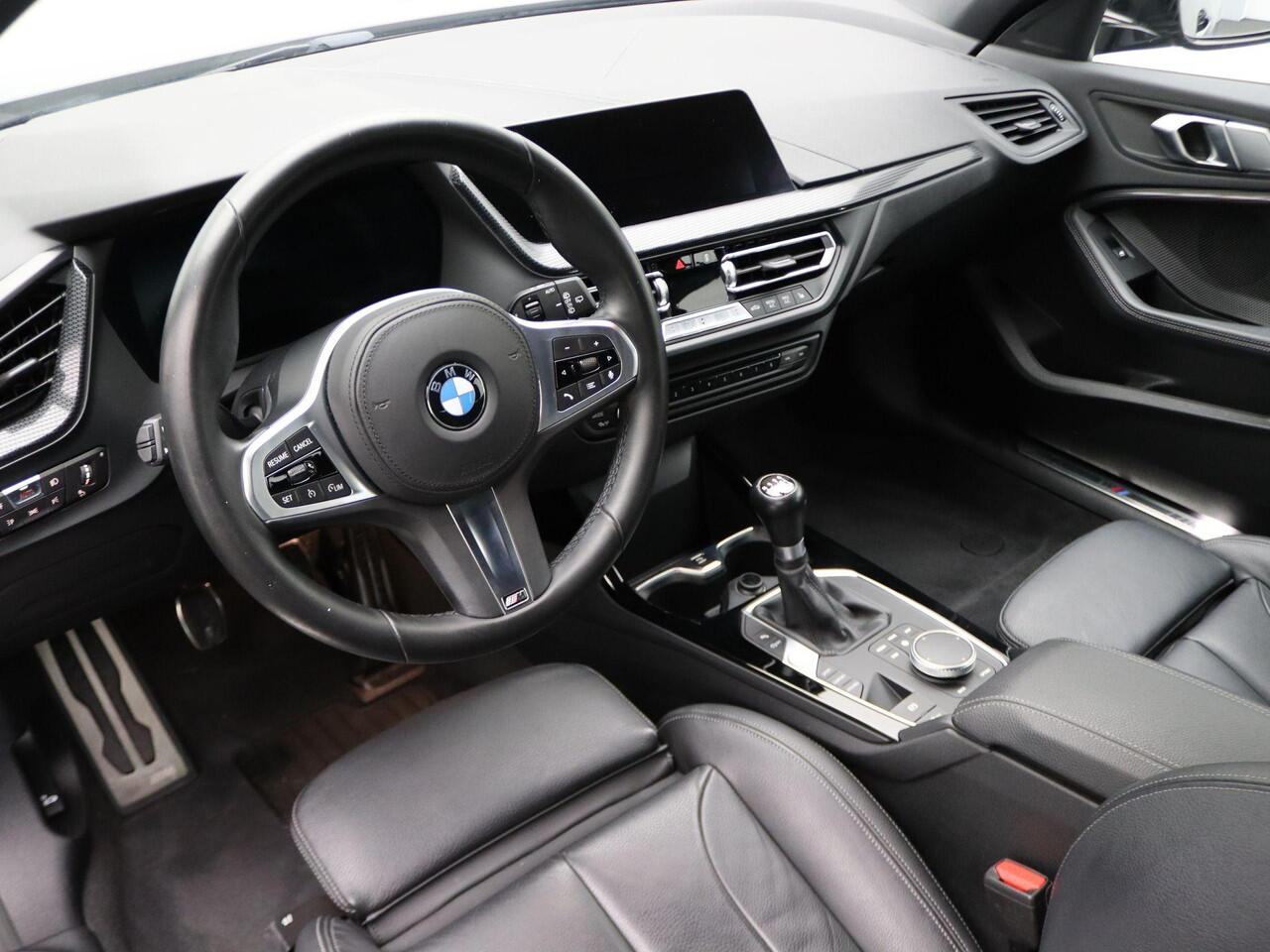 BMW 1-SERIE 118i High Executive Edition | BMW Live Cockpit Professional | Parkeerhulpsysteem | Sportstoel | 17"