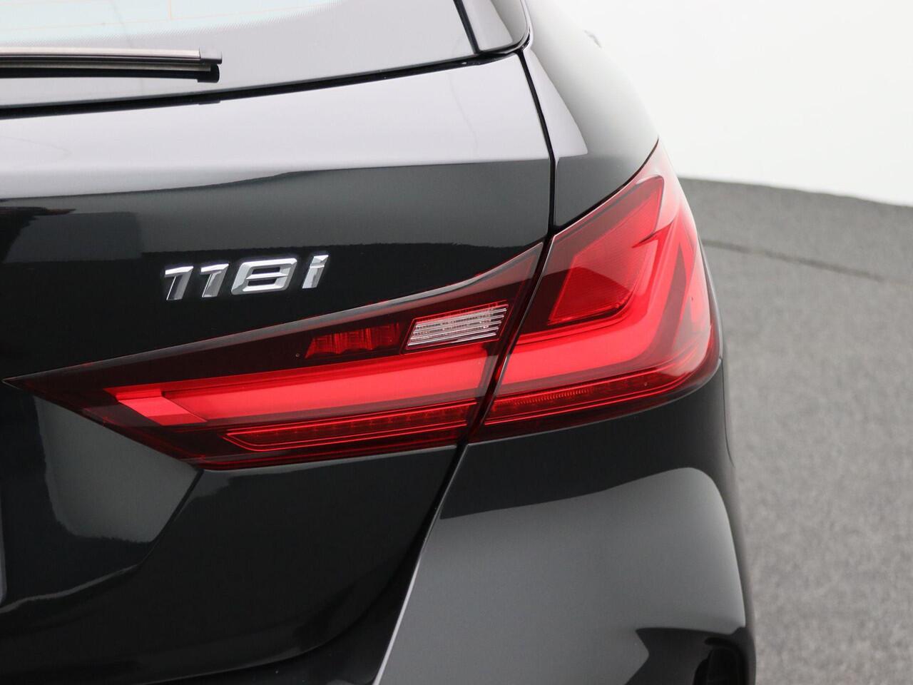 BMW 1-SERIE 118i High Executive Edition | BMW Live Cockpit Professional | Parkeerhulpsysteem | Sportstoel | 17"