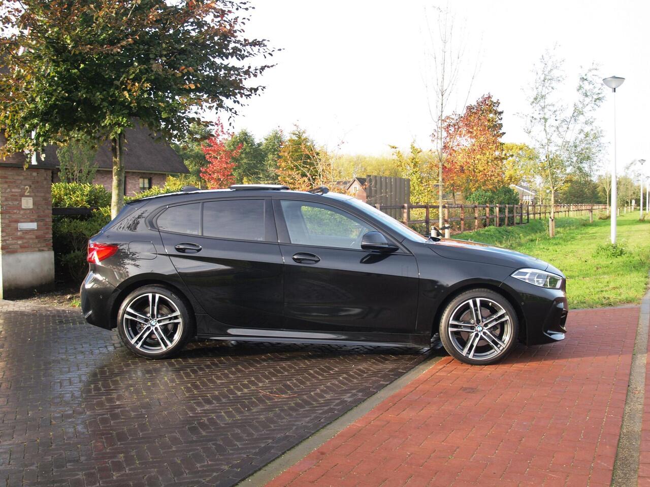 BMW 1-SERIE 118i Executive Edition | M Sport | Panoramadak | Camera | Schaalstoelen | Apple Carplay | Cruise Control |