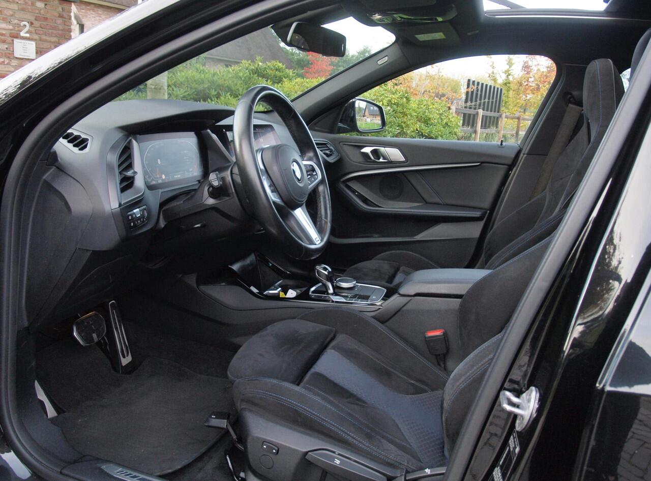 BMW 1-SERIE 118i Executive Edition | M Sport | Panoramadak | Camera | Schaalstoelen | Apple Carplay | Cruise Control |