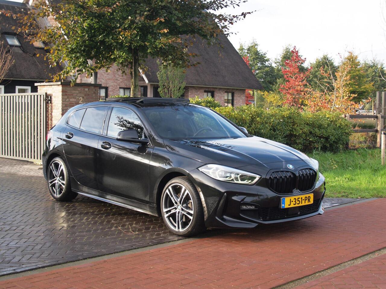 BMW 1-SERIE 118i Executive Edition | M Sport | Panoramadak | Camera | Schaalstoelen | Apple Carplay | Cruise Control |