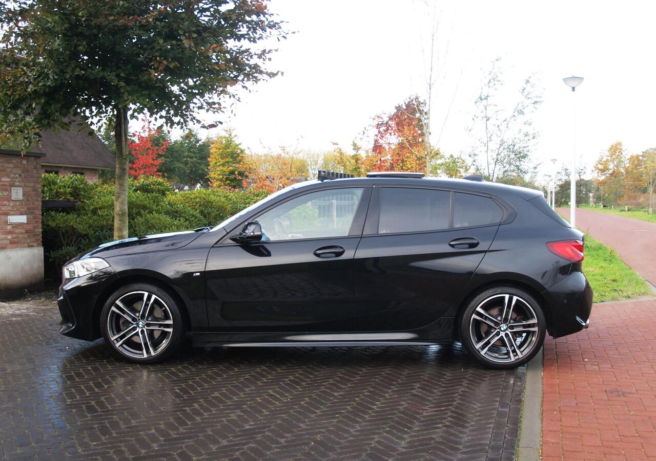BMW 1-SERIE 118i Executive Edition | M Sport | Panoramadak | Camera | Schaalstoelen | Apple Carplay | Cruise Control |