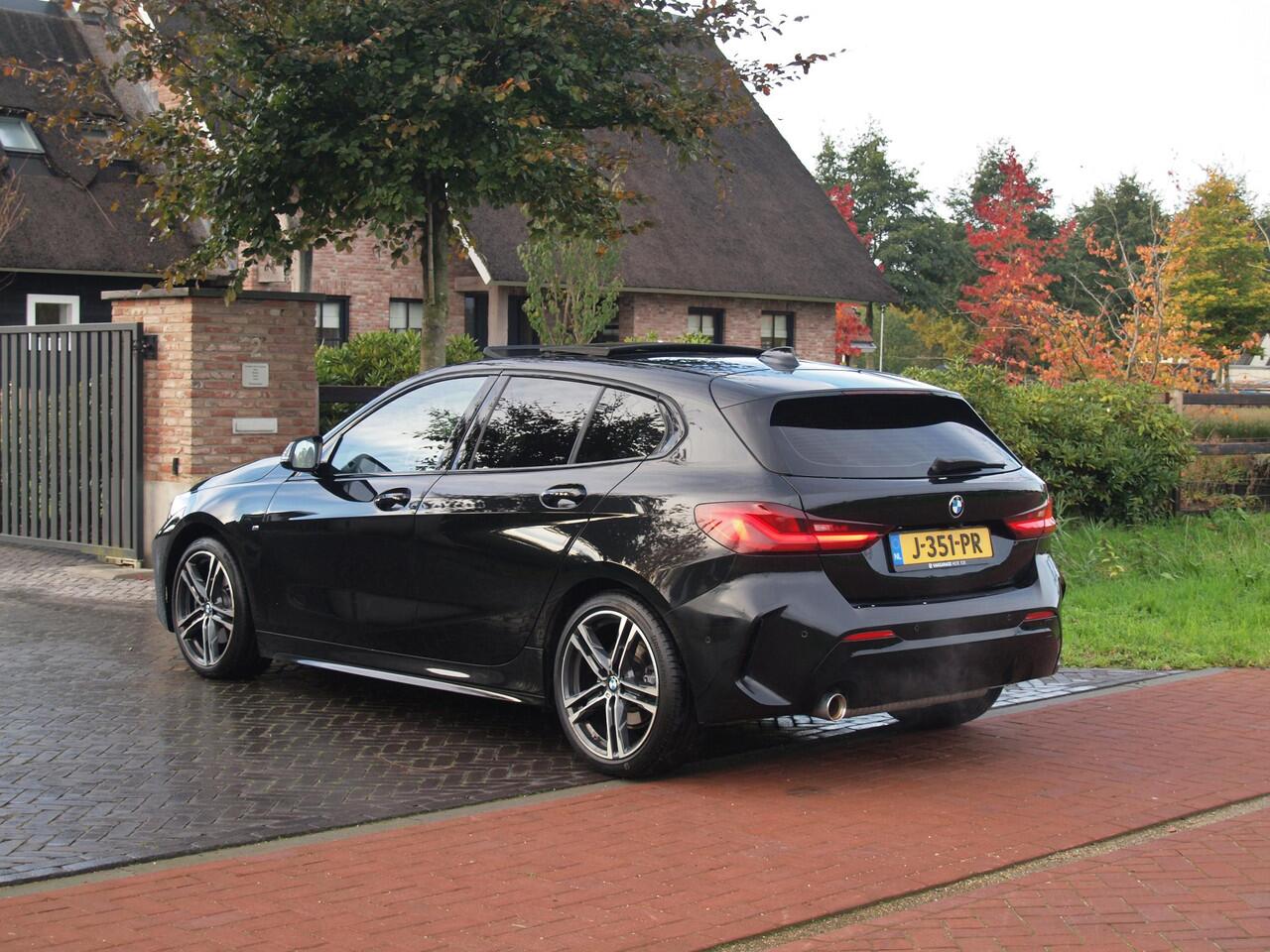 BMW 1-SERIE 118i Executive Edition | M Sport | Panoramadak | Camera | Schaalstoelen | Apple Carplay | Cruise Control |