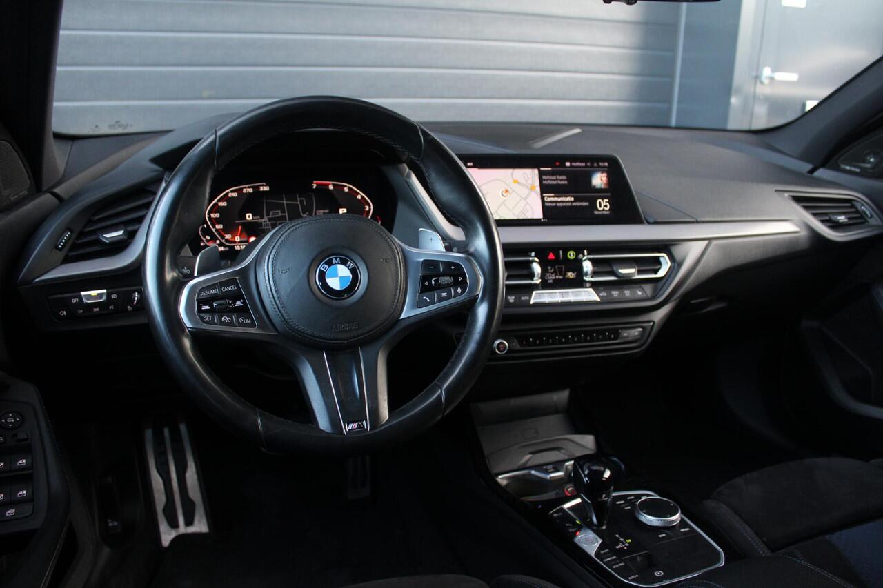 BMW 1-SERIE M135i xDrive High Executive Edition | Panorama dak | H+K | BLIS | HUD | Bomvol!