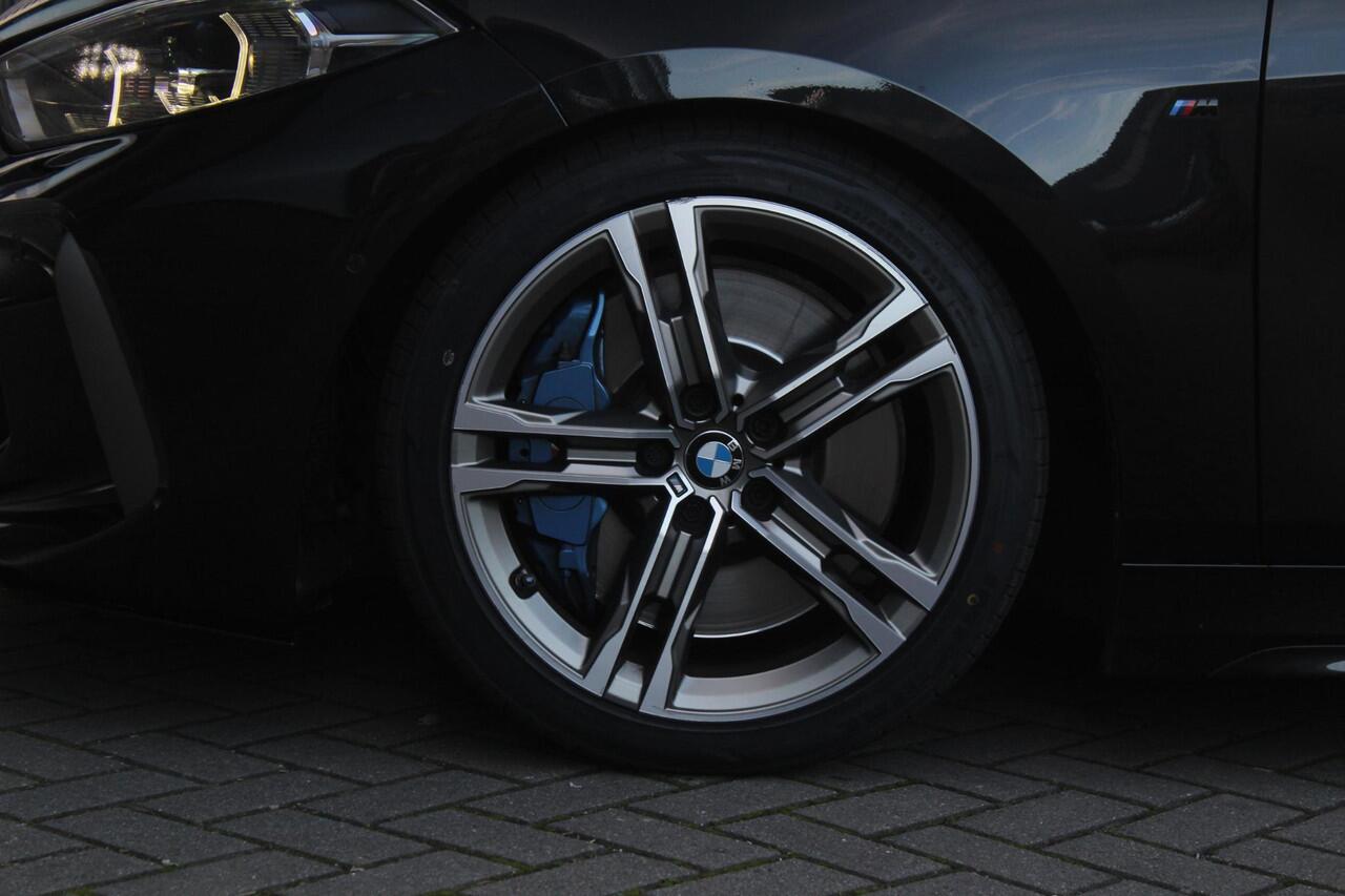 BMW 1-SERIE M135i xDrive High Executive Edition | Panorama dak | H+K | BLIS | HUD | Bomvol!