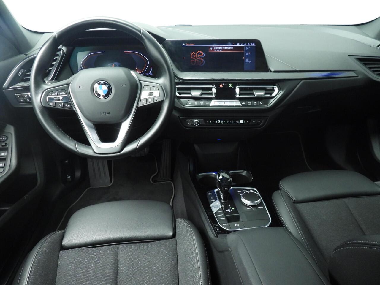 BMW 1-SERIE 5-deurs 118i | LED | Navigatie | Sportstoelen | Stoelverwarming | Clima | PDC | DAB | Alu 17 inch