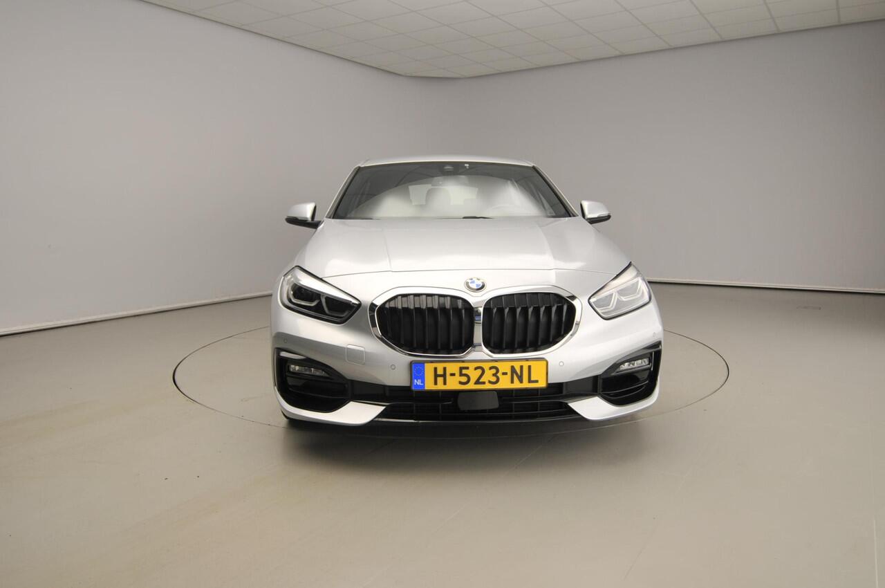 BMW 1-SERIE 5-deurs 118i | LED | Navigatie | Sportstoelen | Stoelverwarming | Clima | PDC | DAB | Alu 17 inch