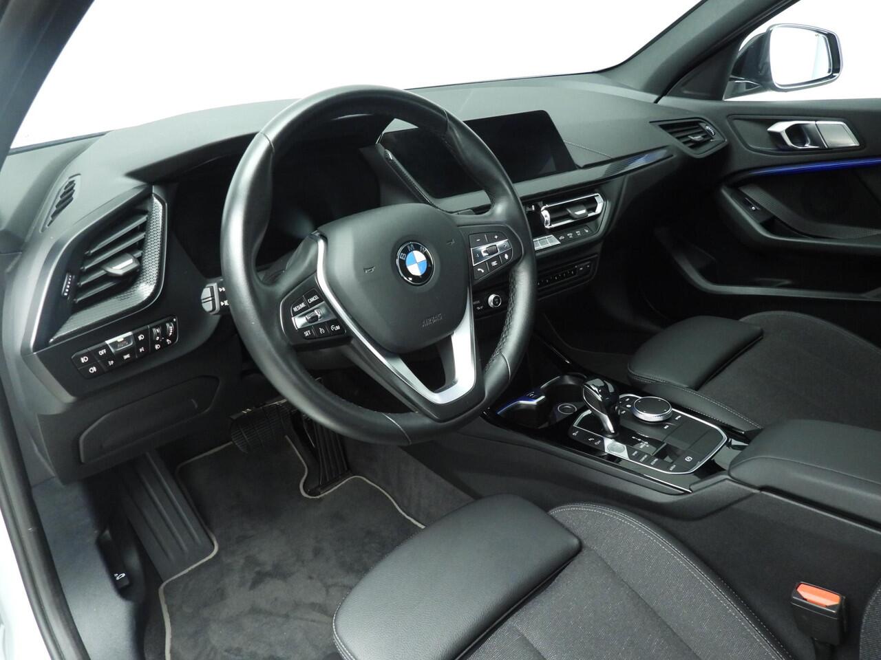 BMW 1-SERIE 5-deurs 118i | LED | Navigatie | Sportstoelen | Stoelverwarming | Clima | PDC | DAB | Alu 17 inch