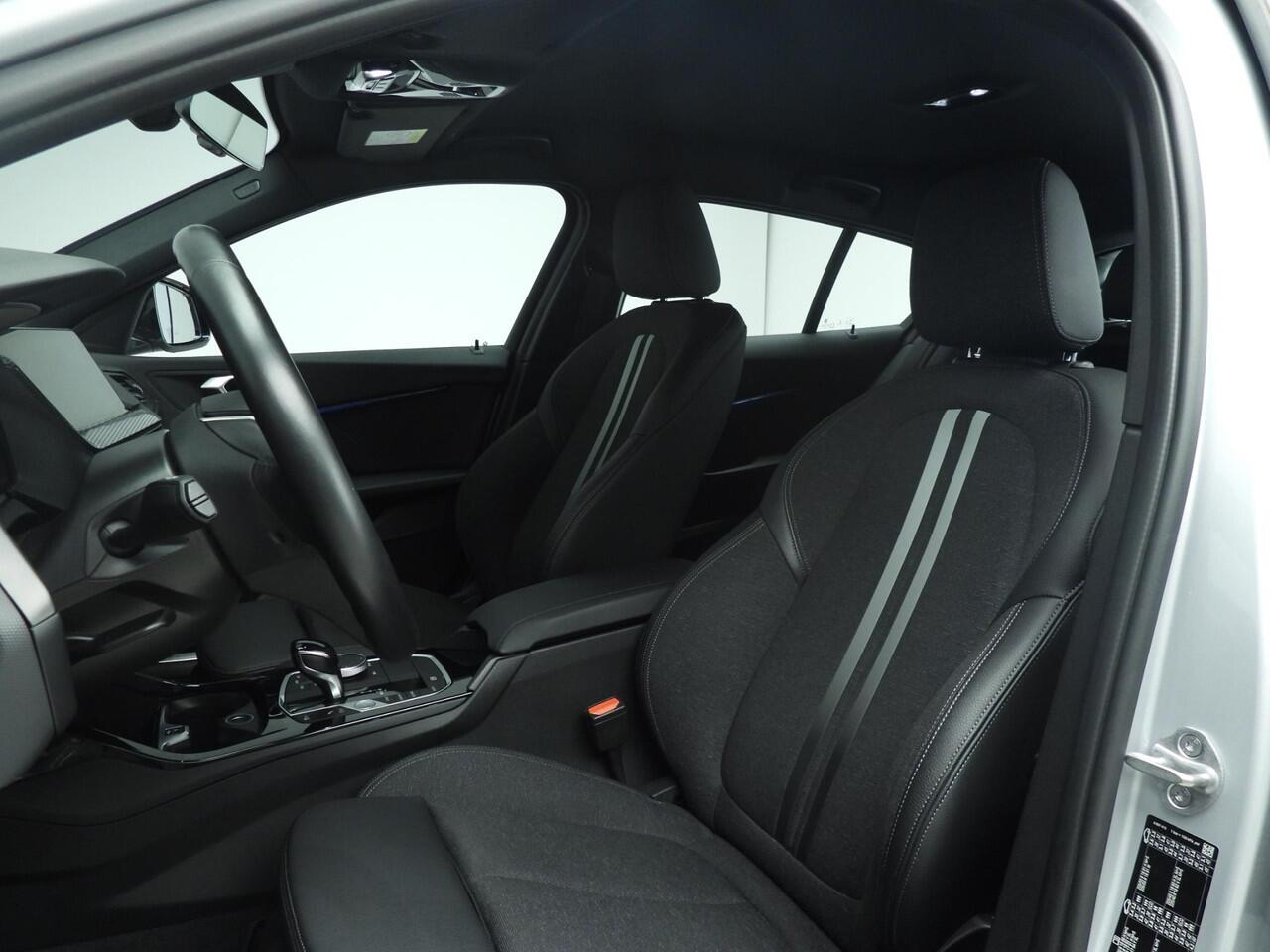 BMW 1-SERIE 5-deurs 118i | LED | Navigatie | Sportstoelen | Stoelverwarming | Clima | PDC | DAB | Alu 17 inch