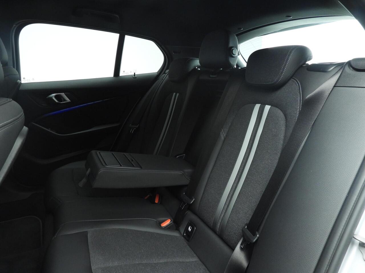 BMW 1-SERIE 5-deurs 118i | LED | Navigatie | Sportstoelen | Stoelverwarming | Clima | PDC | DAB | Alu 17 inch