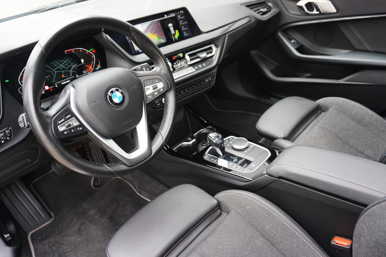 BMW 1-SERIE 118i 140PK Sport-line/Panodak/Camera/ParkingPack/ Dealeronderhouden.